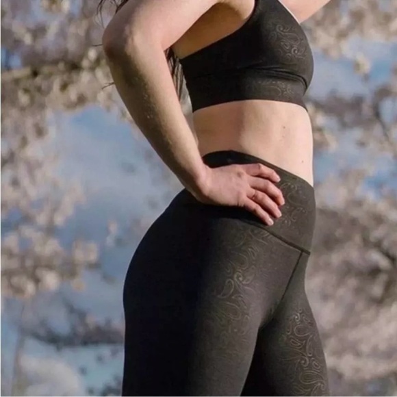 Zyia Paisley  print legging NWT size 16-18 light n tight Capri hi rise 20” - Picture 2 of 8